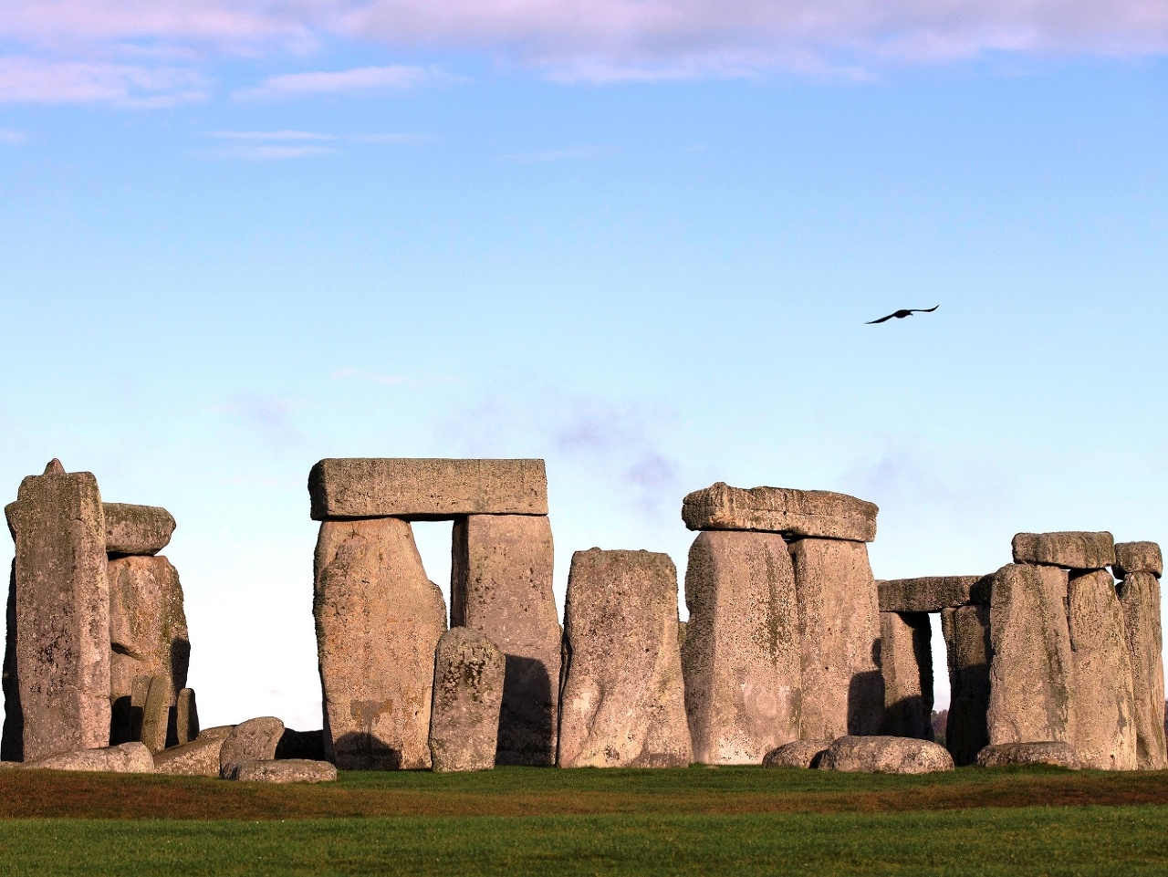 Britský minister dopravy Grant Shapps schválil kontroverzný plán na cestný tunel neďaleko Stonehenge. Cena tunela, ktorý bude merať 3,2 km, sa odhaduje na 1,7 mld liber. Proti výstavbe tunelu sa vyslovili niektorí archeológovia a ochrancovia životného pro
