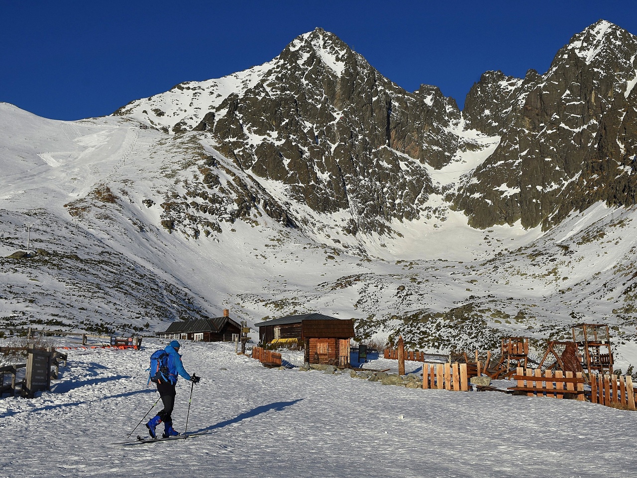 Na snímke skialpinista sa pozerá na Lomnický štít na Skalnatom Plese vo Vysokých Tatrách.