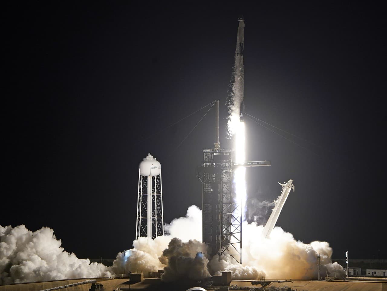 Spoločnosť SpaceX dopravila na obežnú dráhu Zeme štvoricu vesmírnych turistov