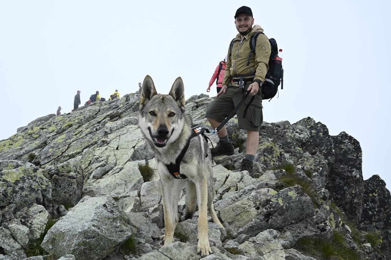 Turisti počas výstupu na vrch Kriváň