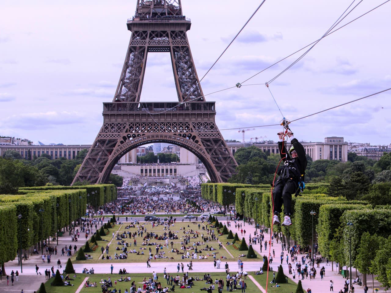 Na snímke muž sa spúšťa na lane z druhého poschodia Eiffelovej veže v Paríži.