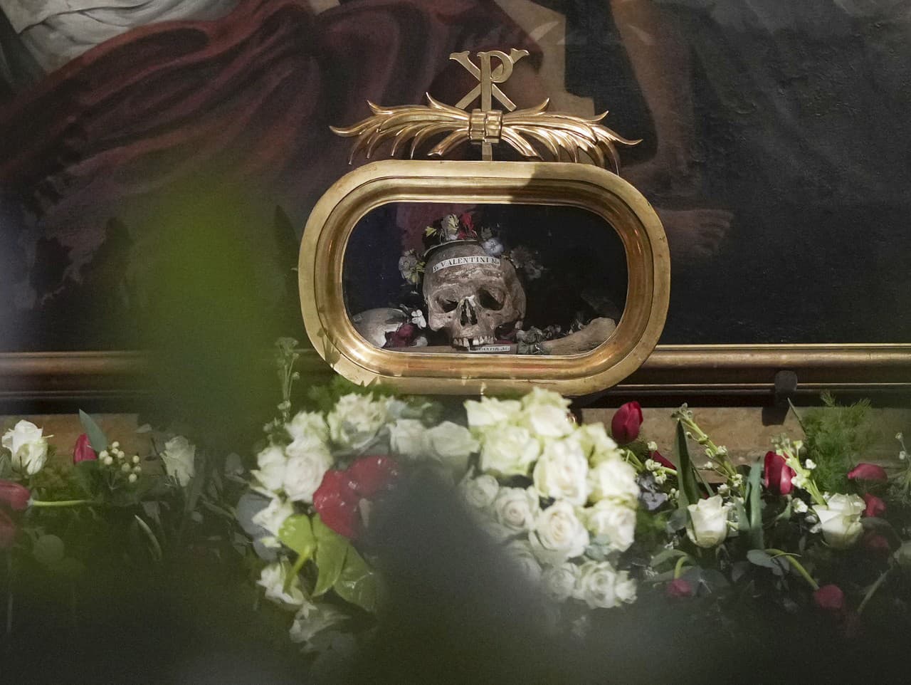 Lebka sv. Valentína ozdobená kvetmi sa nachádza v Bazilike sv. Márie v Cosmedine v Ríme