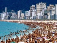 Davmi preplnená pláž Copacabana, Rio de Janeiro, Brazília