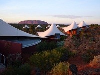 Ráno sa prebudiť a z postele sledovať východ slnka nad Uluru - zážitok za v prepočte 1 600 eur, Austrália 