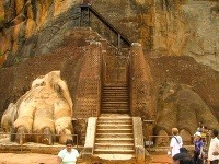 Toto je Levia brána, ktorou sa vstupuje na schodisko k vrcholu, Levia skala, Srí Lanka