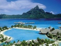 Toto je Bora Bora, sused Tahiti a jeden z najkrajších ostrovov planéty.