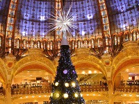 Vianočný stromček v Galleries Lafayette, paríž, Francúzsko