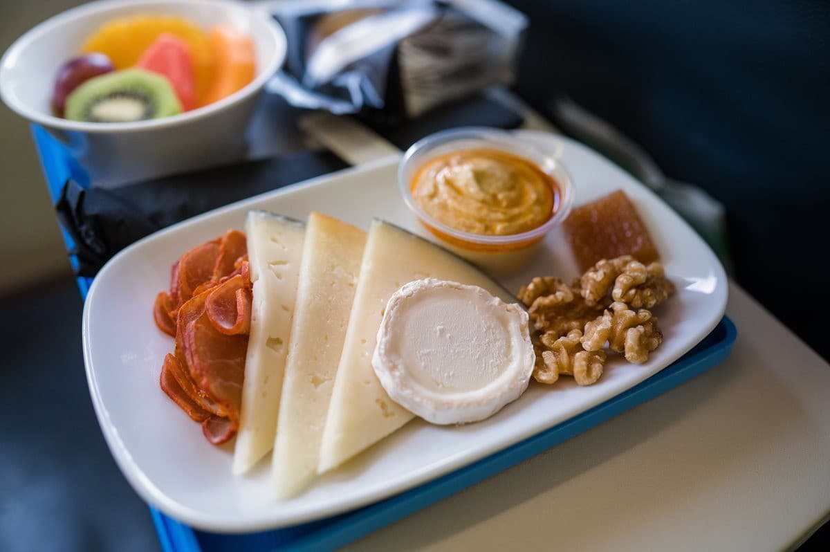 V cene letenky je trojchodové menu s olovrantom alebo raňajkami a nápoje zdarma