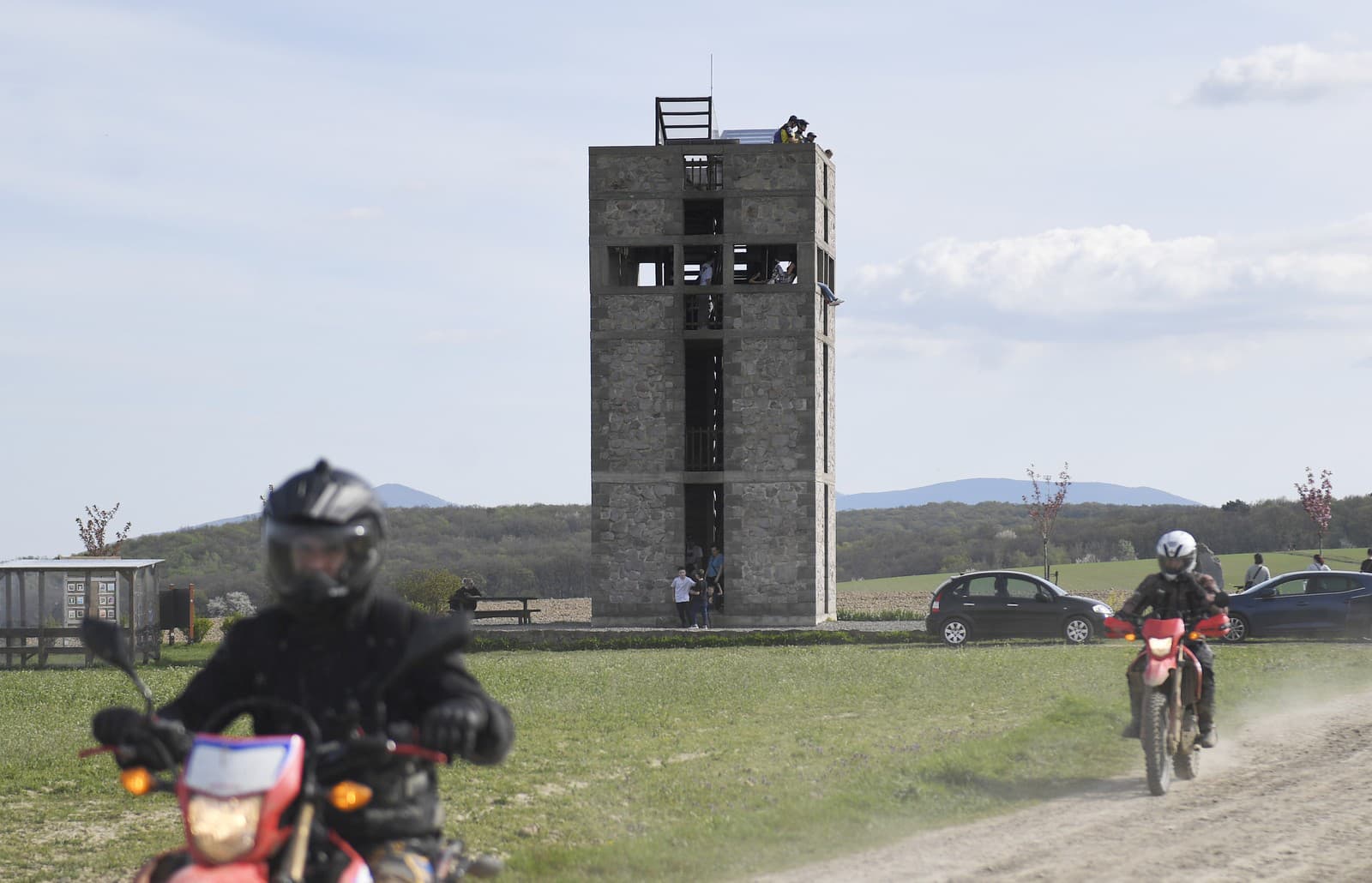 OBRAZOM: Rozhľadňu Čerešenka postavili