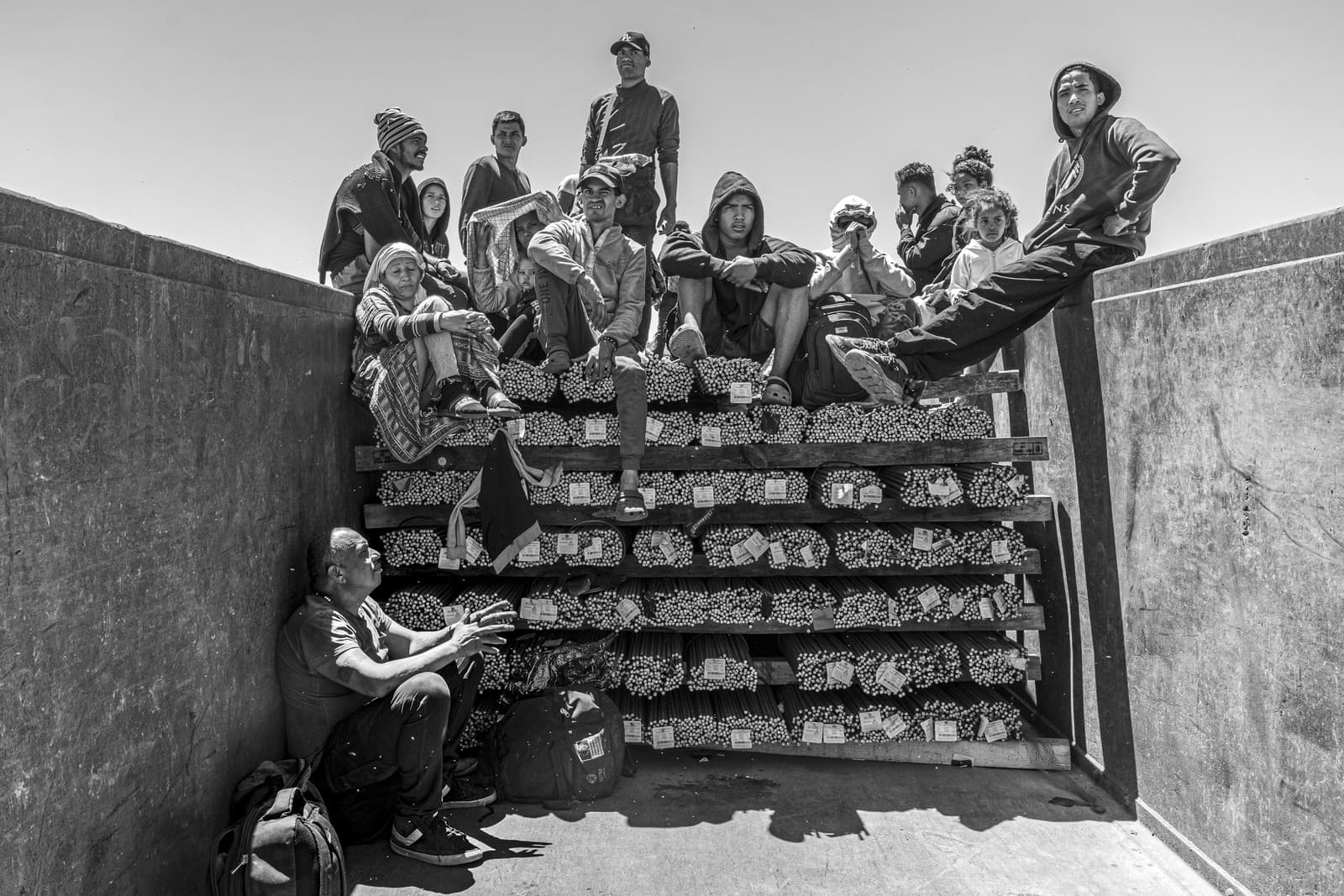 Rodina De Coto pózuje pre portrét na Beštii (známej tiež ako El Tren de la Muerte, teda Vlak smrti), ktorá mieri do Ciudad Juarez. Táto fotografia bola urobená tri dni pred uplynutím platnosti Hlavy 42, amerického preventívneho opatrenia COVID-19, ktoré v skutočnosti umožnilo deportáciu migrantov bez preskúmania žiadostí o azyl. Od roku 2020 došlo v jeho dôsledku k viac ako dvom miliónom vyhosteniam migrantov. Samalayuca, Mexiko, 8. mája 2023.