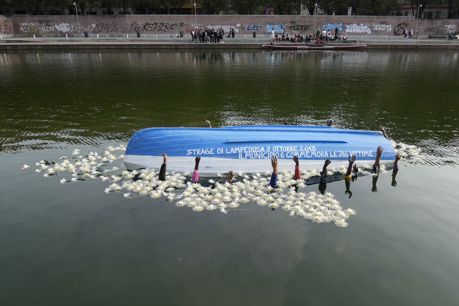 Inštalácia na pamiatku tragédie, keď pri brehoch sicílskeho ostrova Lampedusa v roku 2013 zahynulo 368 migrantov