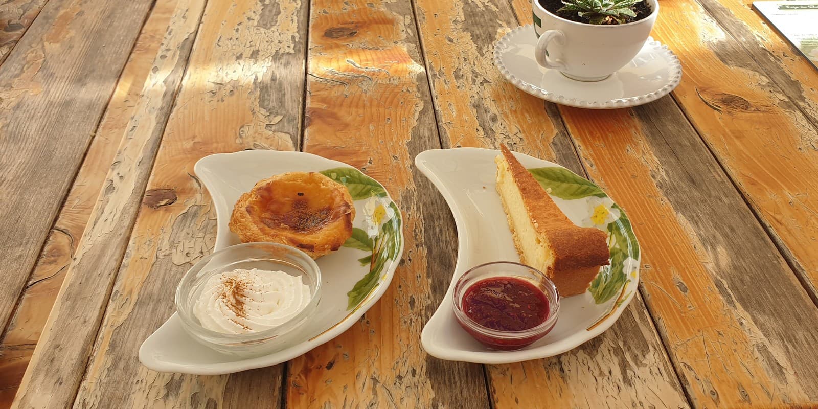 Pasteis de nata (vľavo) je typickým portugalským dezertom.