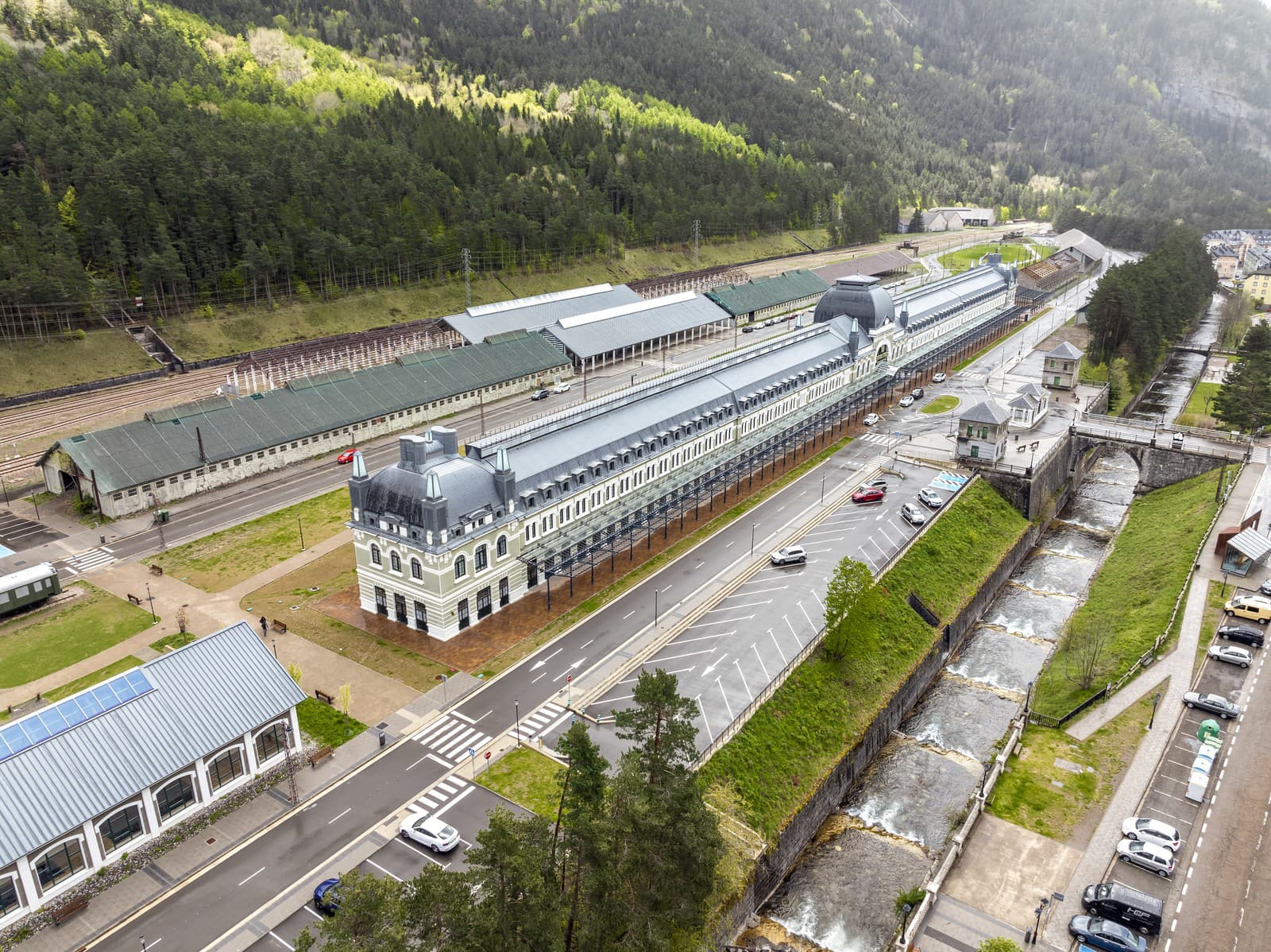 INÝ ROZCHOD KOĽAJÍ: Po oboch stranách stanice sa rozkladá koľajisko. Jedno slúžilo pre vlaky z Francúzska, ktoré prichádzali po trati so štandardným rozchodom koľají 1435 milimetrov. Cestujúci následne museli prejsť cez budovu k druhému koľajisku o iberskom rozchode koľají, ktorý činí 1668 milimetrov.