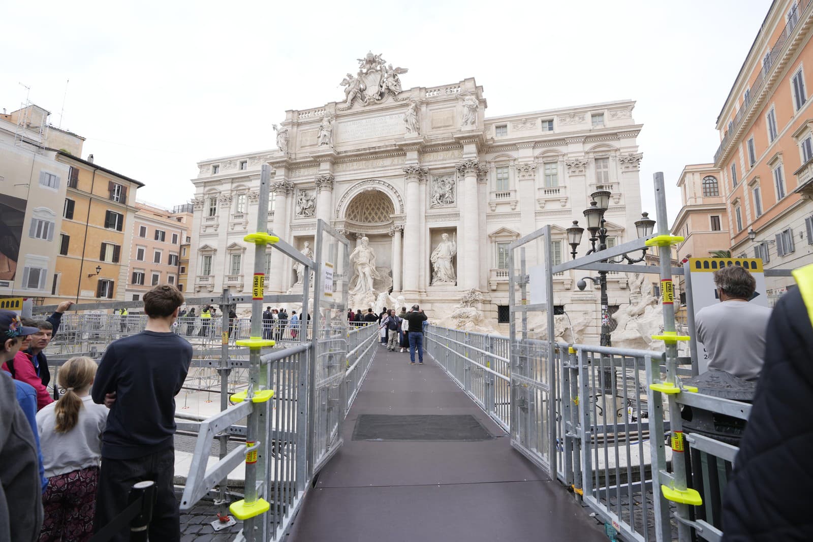 Fontana di Trevi prechádza
