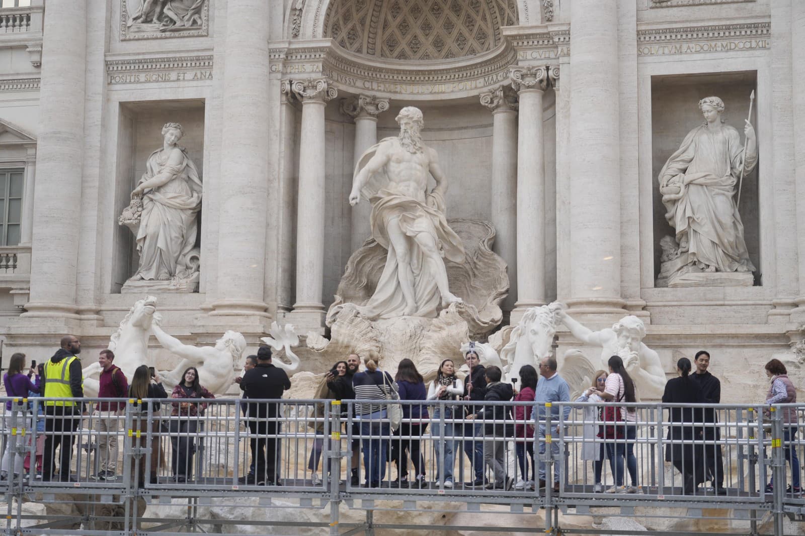 Fontana di Trevi prechádza