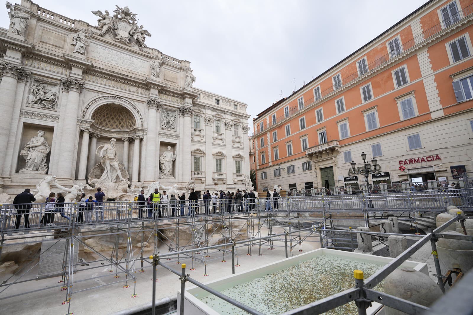 Fontana di Trevi prechádza