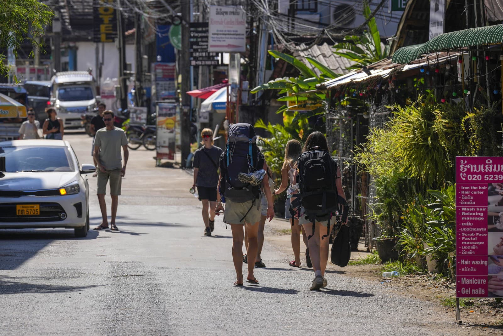 Vang Vieng je obľúbeným cieľom batôžkárov.