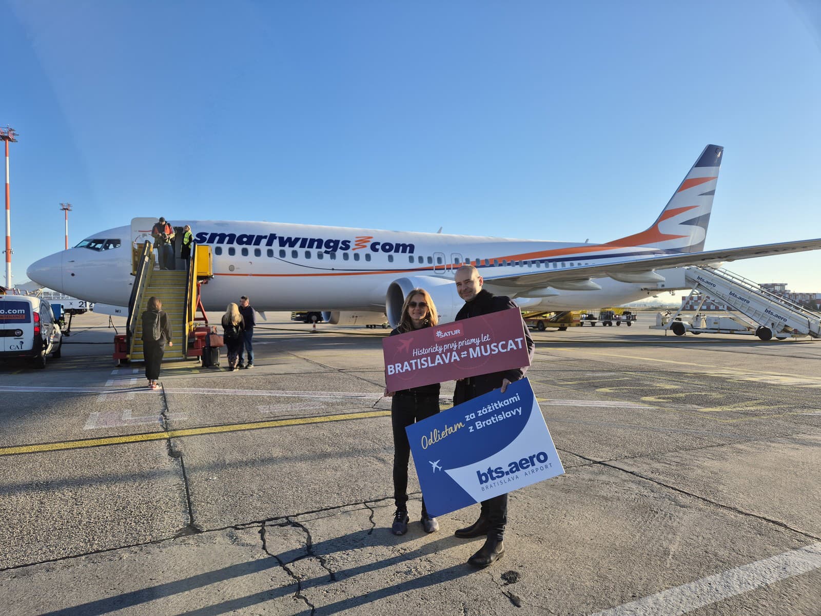 Do Maskatu sa od tohto roka lieta až do mája každú sobotu. Charterové lety zabezpečuje pre CK SATUR letecká spoločnosť Smartwings svojím Boeingom 737-MAX-8 s kapacitou 189 cestujúcich.