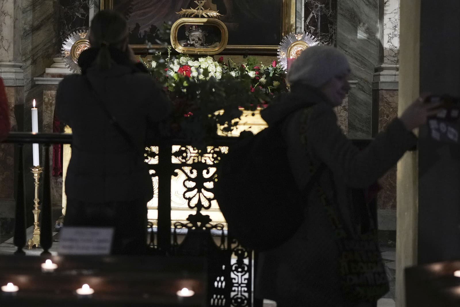 Lebka sv. Valentína ozdobená kvetmi sa nachádza v Bazilike sv. Márie v Cosmedine v Ríme