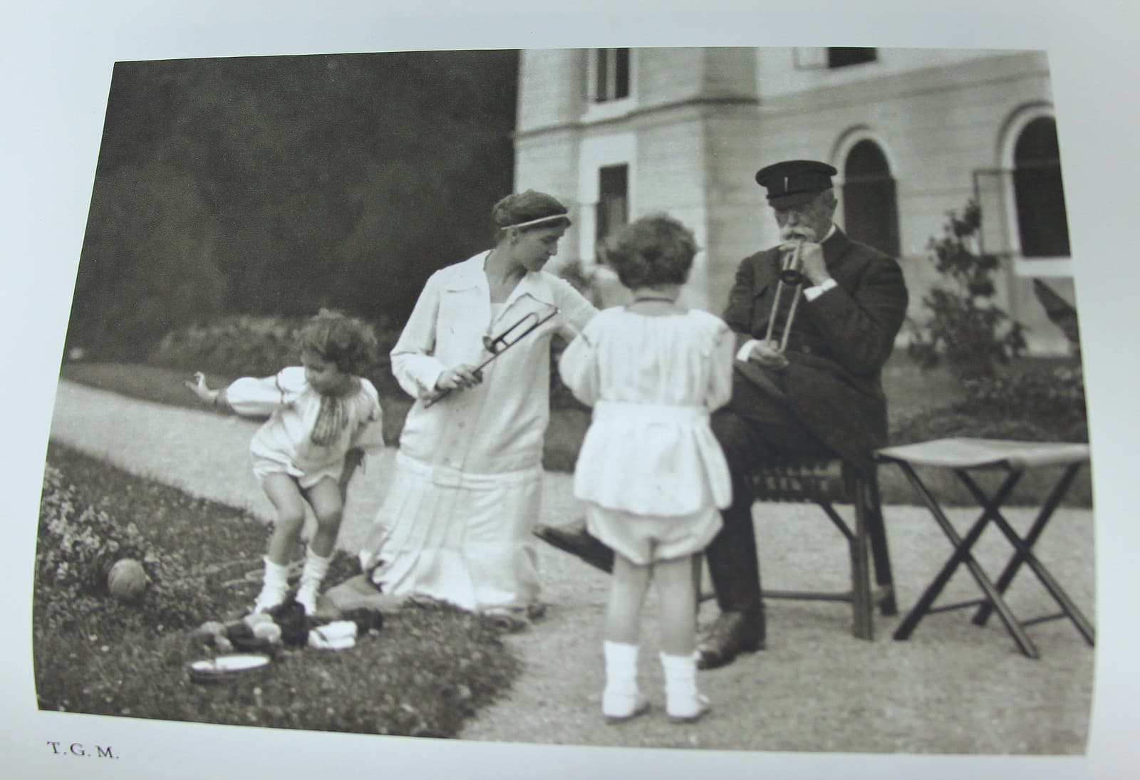 S dcérou Oľgou a vnukmi v Topoľčiankach, 1926