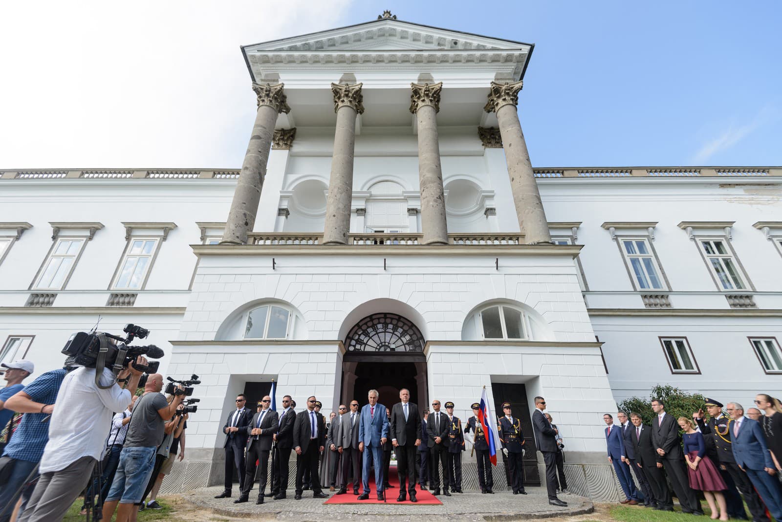 SR ČR prezidenti zámok Topoľčianky NRX Prezident Českej republiky Miloš Zeman (tretí sprava) a prezident Slovenskej republiky Andrej Kiska (druhý vpravo) stoja pred zámkom v Topoľčiankach v nedeľu 29. júla 2018.