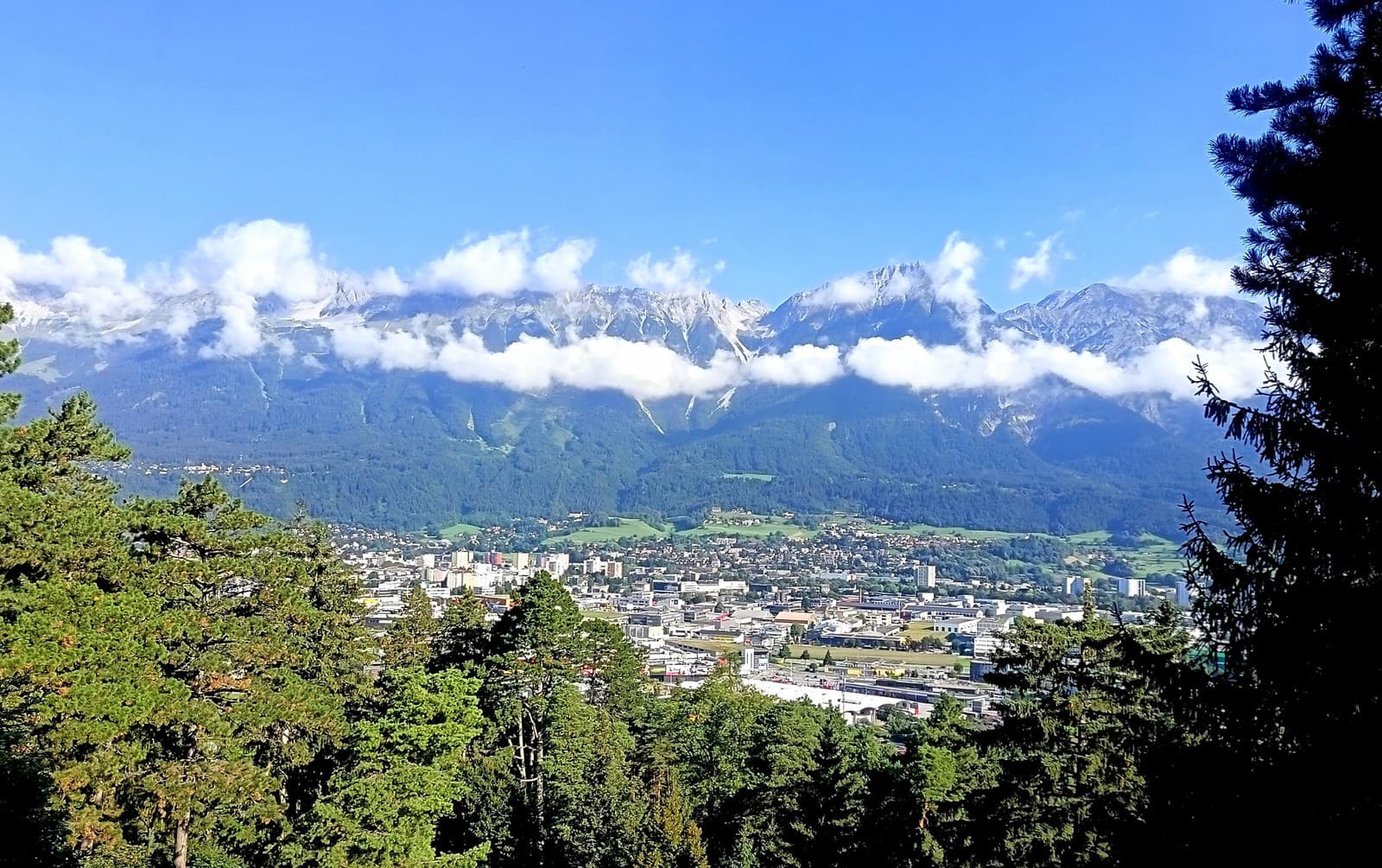 Innsbruck sa nachádza priamo pod Alpami.
