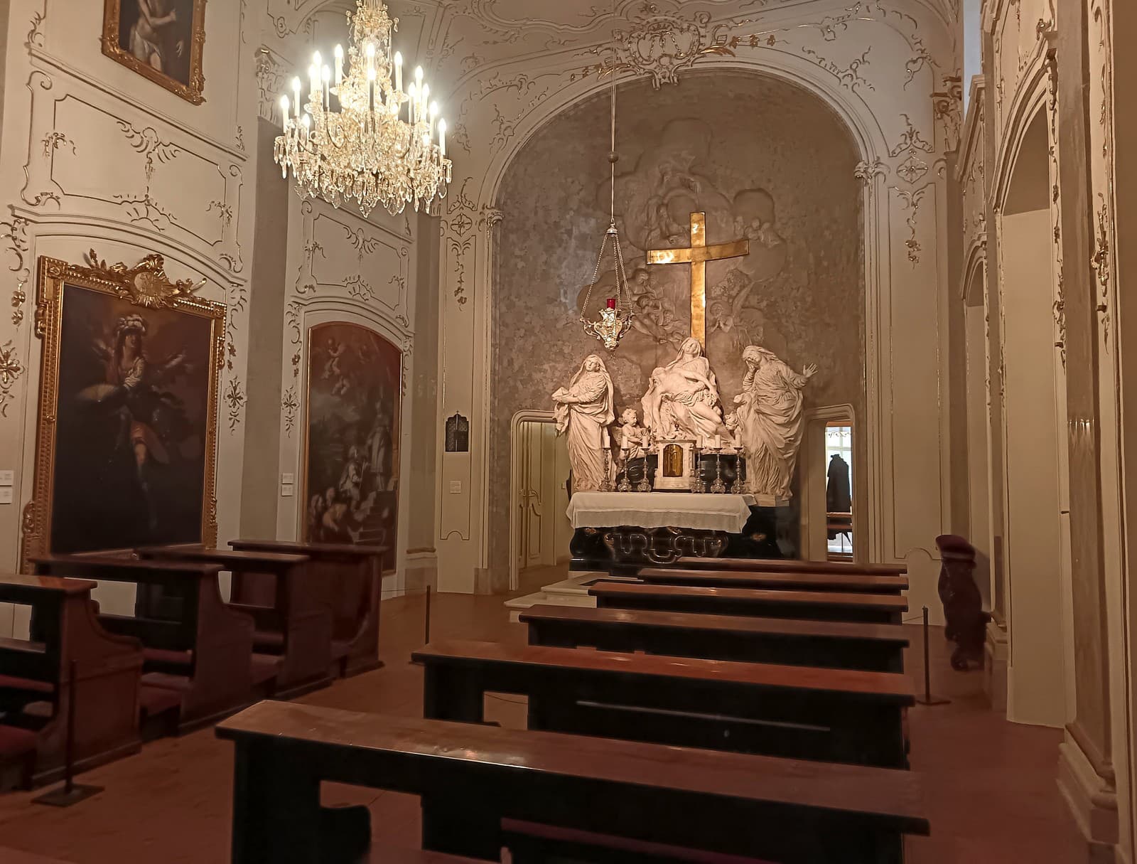 Miestnosť, kde skonal cisár František I. Lotrinský, premenila Mária Terézia na kaplnku