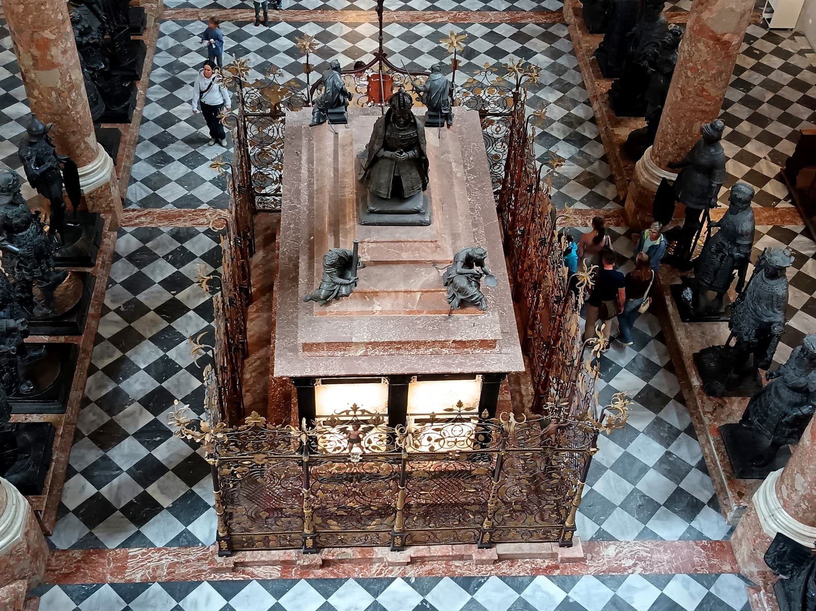 Náhrobok cisára Maximiliána I. v Hofkirche