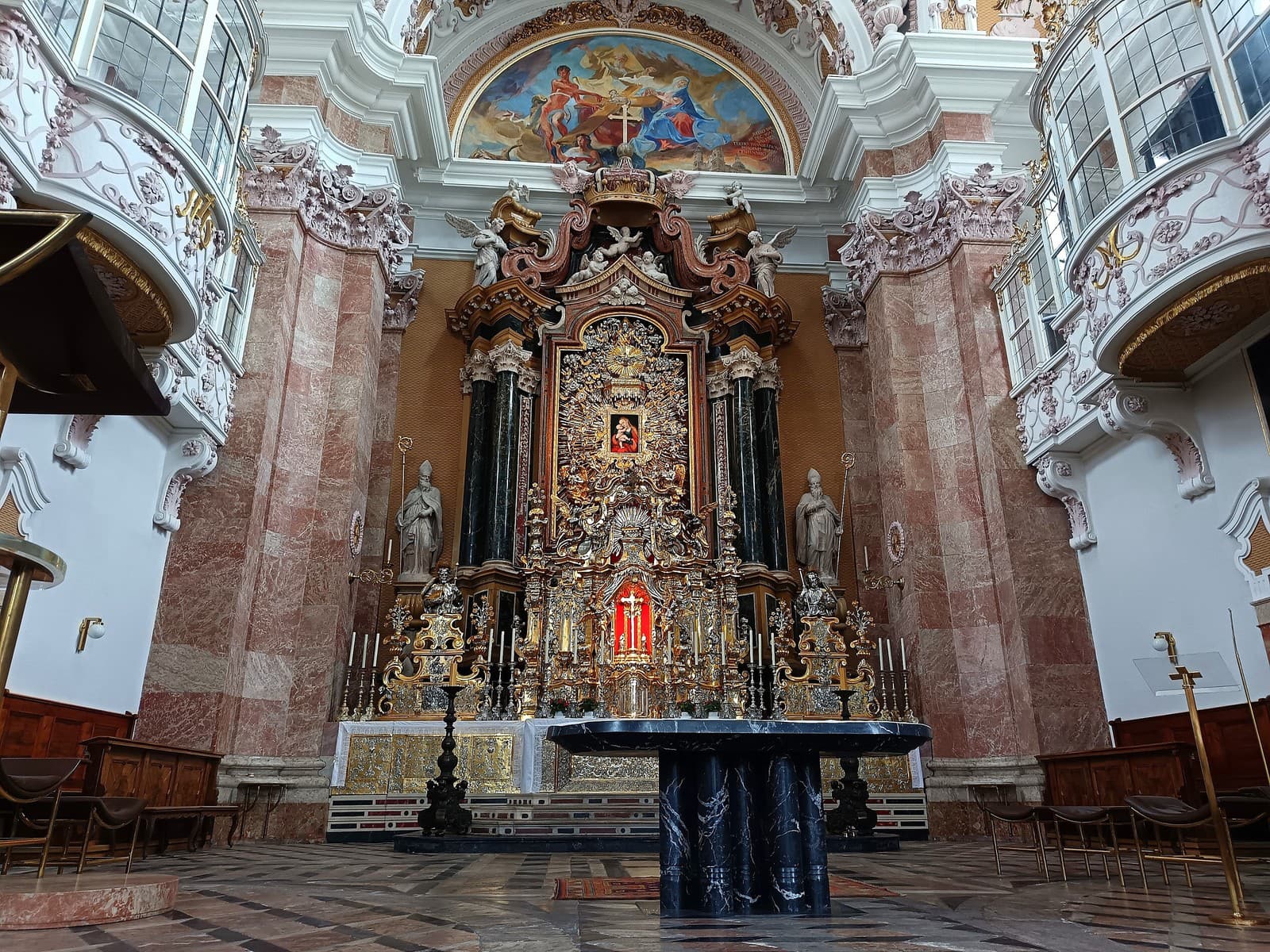 Oltár katedrály sv. Jakuba s obrazom Matky Božej Pomocnej  od Lucasa Cranacha staršieho