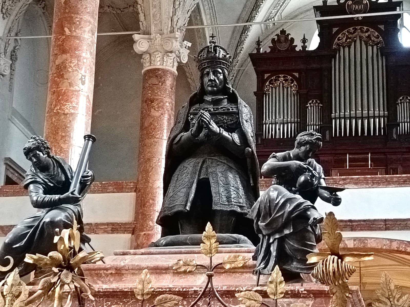 Socha cisára Maximiliána I. na jeho náhrobku v Hofkirche