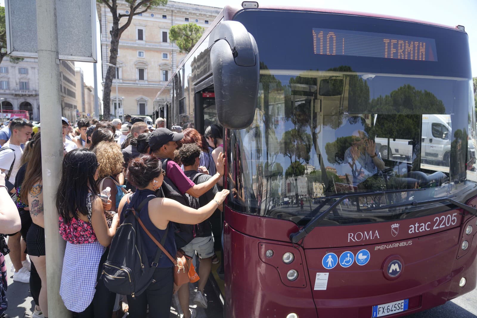 Римские пассажиры в общественном транспорте