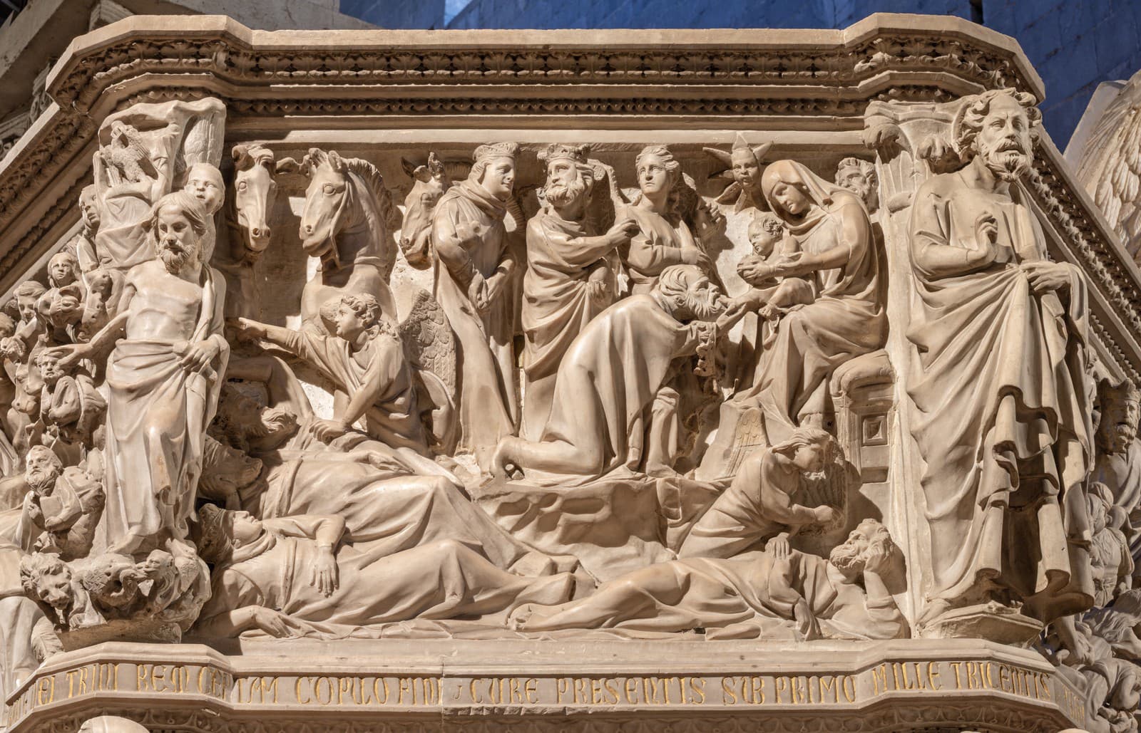 Некоторые рельефные фигуры на кафедре отклоняются от фона до 20 сантиметров. Пизано дополнительно видоизменил тень позади них, возможно, углубив ее или украсив поверхность кусочками цветного и позолоченного стекла. Таким образом он «спрятал» в своей работе увлекательную оптическую игру, которая происходит при освещении рельефов зажженными свечами или при попадании на них через окна солнечного света.