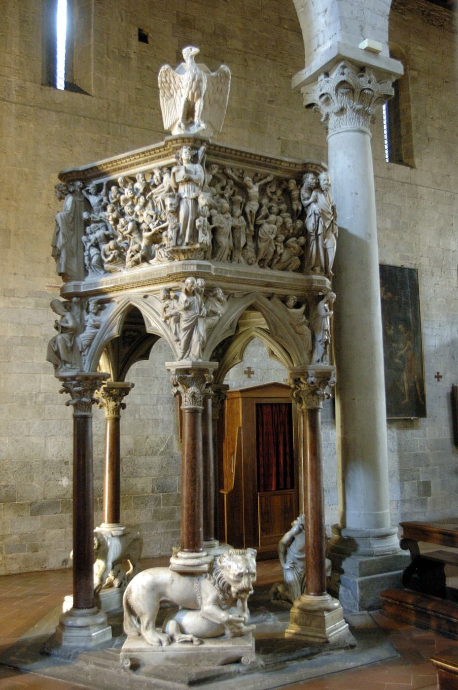 Большинство скульптур на кафедре были намеренно обработаны Пизано таким образом, чтобы верующие, проходящие через центр церкви к главному алтарю, могли воспринимать их во всей красе. Прежде всего, их натуралистическое изображение заметно слева и слева от колонн. При их лепке Джованни вдохновлялся старинными произведениями, а в качестве модели поначалу использовал также живых животных, привезенных из Африки в порт Пизы.