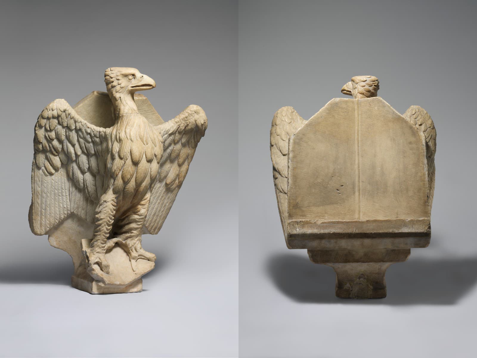 Над колонной, на которой изображен лев, находится пластиковый постамент для прилавка с Евангелием. Он состоит из мотива тетраморфа (сочетания ангела, быка и льва), служащего напоминанием о святых Матфее, святом Луке и святом Марке. Четвертый евангелист, святой Иоанн, символизирует сам прилавок – орла. На его открытые крылья Пизано положил доску, на которой лежала раскрытая книга. Сегодня оригинальный счетчик находится в коллекции Метрополитен-музея в Нью-Йорке.