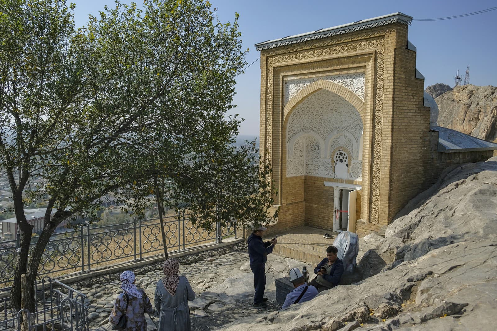 В тени священной горы: