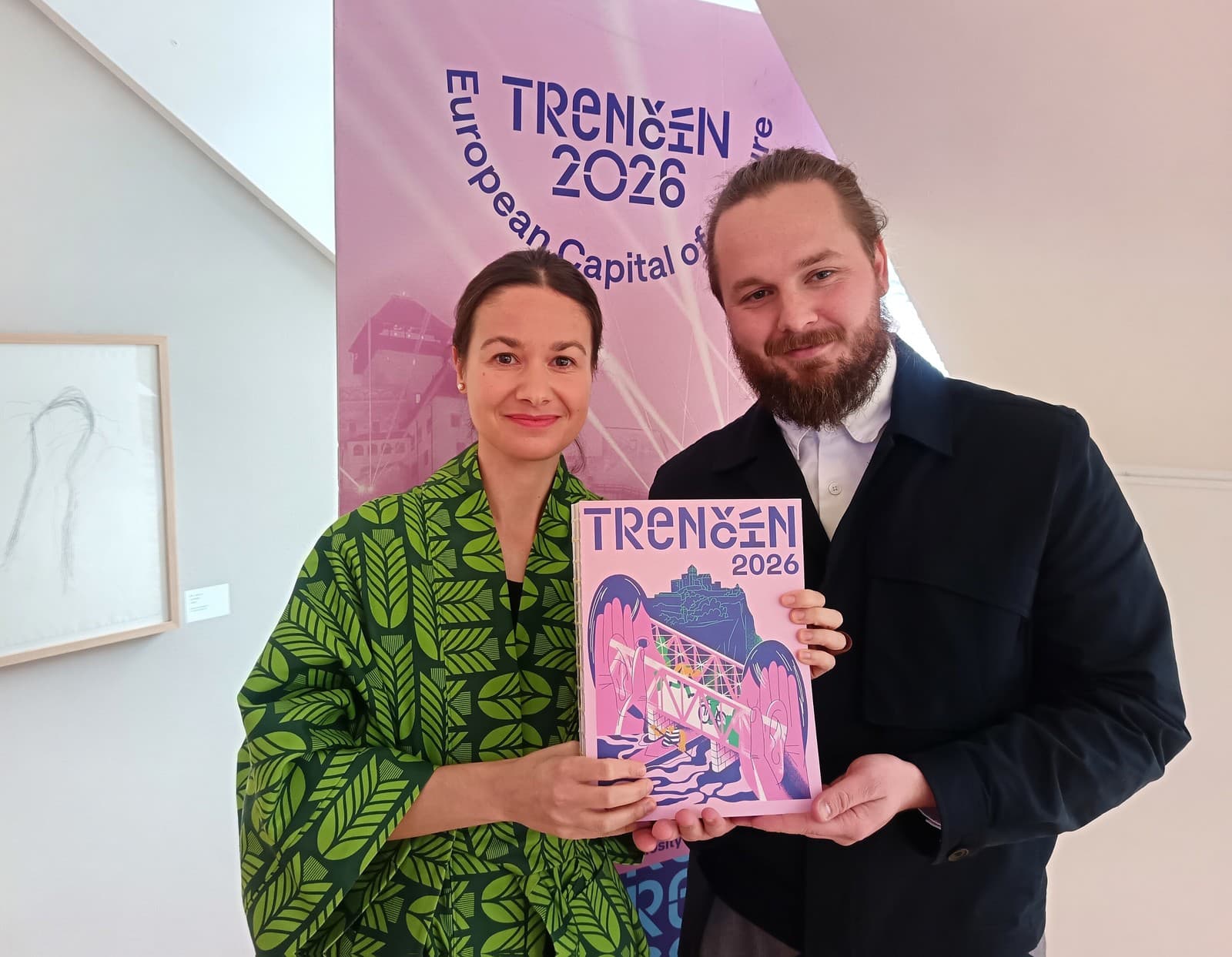 Trenčín je Európskym hlavným Programová knihaTrenčín 2026 Jej autorka Zuzana Dušičková a riaditeľ Trenčín 2026 Stanislav Krajči