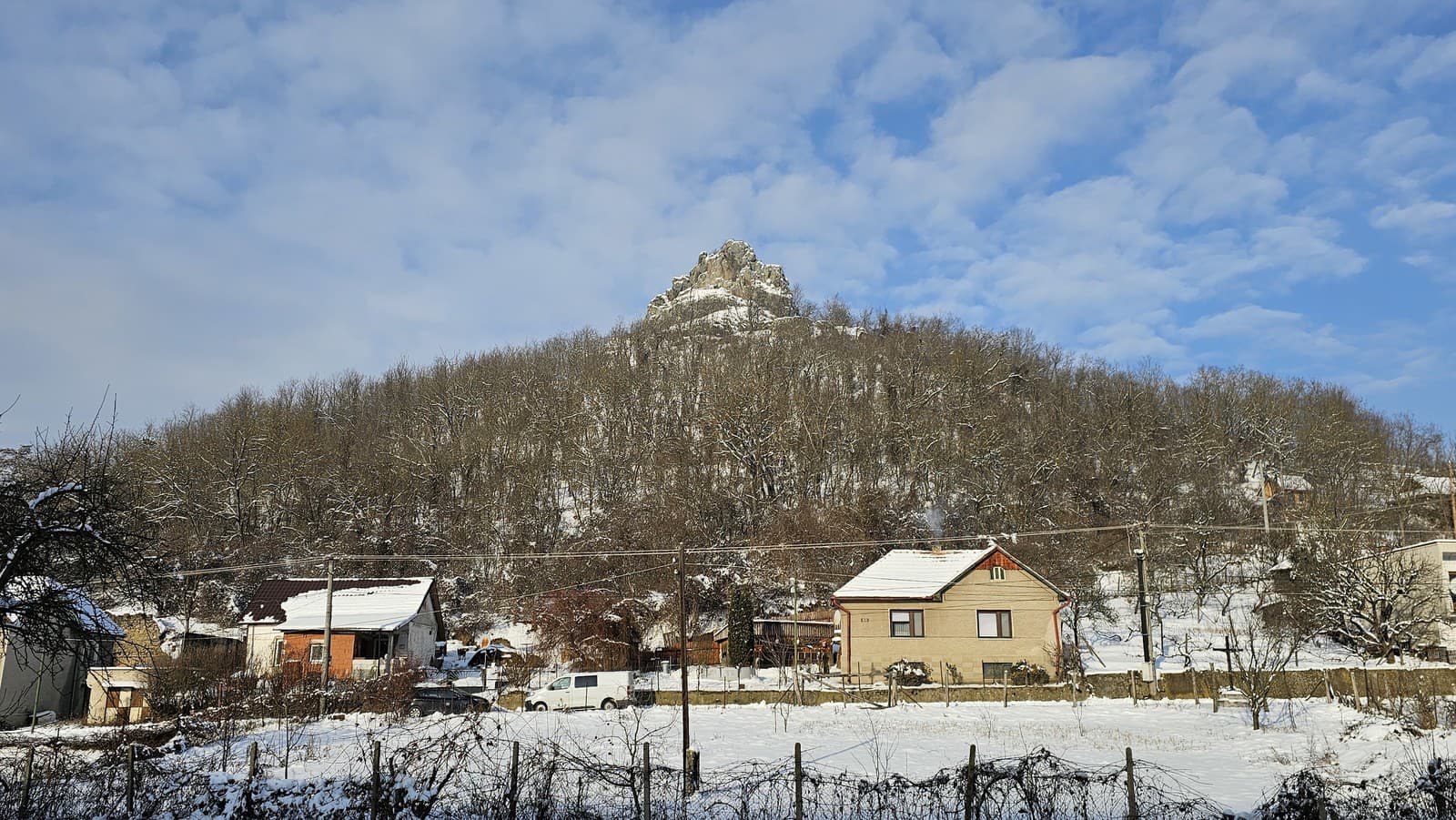 Остальная часть конуса потухшего вулкана прямо над деревней Хайначка.
