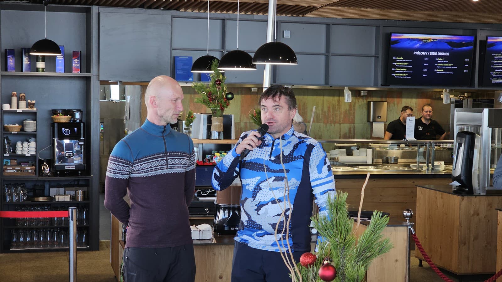 Игорь Раттай (справа) на открытии зимнего сезона в Хопке