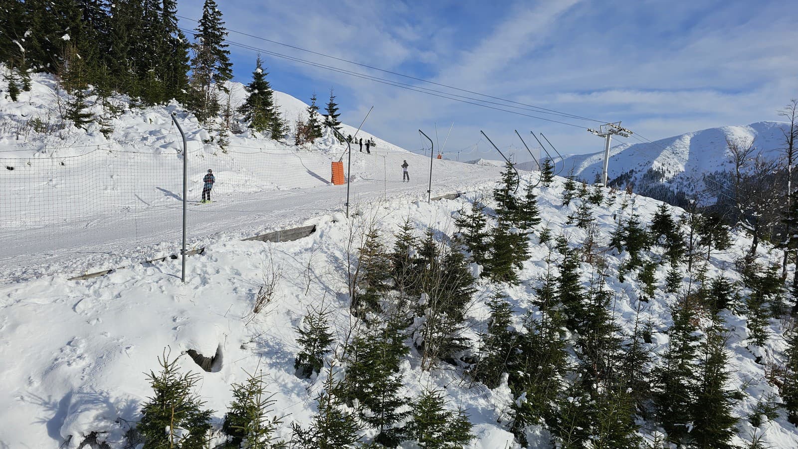 Лыжники на одном из склонов Хопека