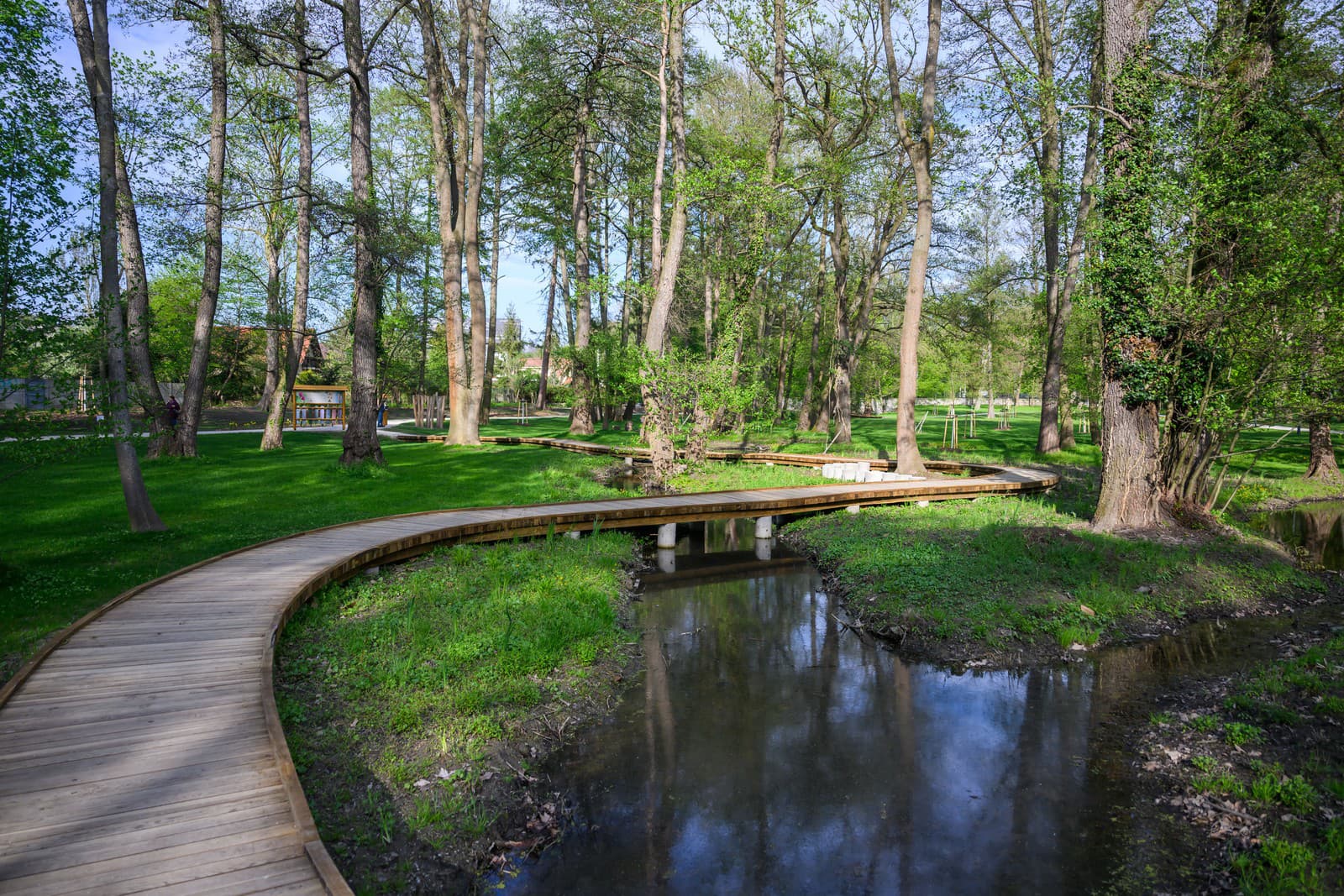 Stupacka V Stupave otvorili zrevitalizovaný historický park, na druhý deň bol ...