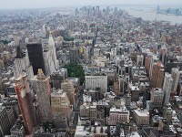 Manhattan – to je mrakodrap vedľa mrakodrapu. Budovy do výšky vyhnala astronomická cena pôdy. 