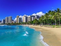 Toto je pláž Waikiki v Honolulu – úzka, s dovezeným pieskom, ale legendárna.