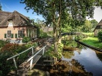 Holandská dedina Giethoorn je oázou harmónie a pokoja