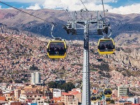 Z mestečka El Alto sa môžete dostať do La Paz bežnou hromadnou dopravou, ale i lanovkou.