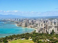 Waikiki Beach a Honolulu. Kto nezažije, nepochopí.