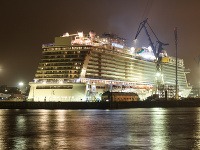 Naložiť niečo na hornú palubu Norwegian Escape, to vyžaduje naozaj veľký žeriav. Okolo sveta za 120 dní.