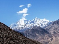 Naľavo Dhaulagirí (8 167 m), napravo trojvrchol Tukuche s výškou 6 920 m