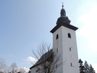Pamätný kameň, ktorý pripomína geografický stred Európy, v pozadí Kostol sv. Jána Krstiteľa.