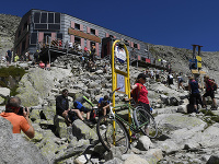 Turisti pod Rysmi vo Vysokých Tatrách 