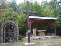 Kríž, kaplnka a kryté